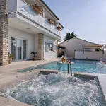 וילה A Touch Of Luxury And Comfort - Irena פורץ