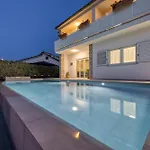 A Touch Of Luxury And Comfort - Irena וילה