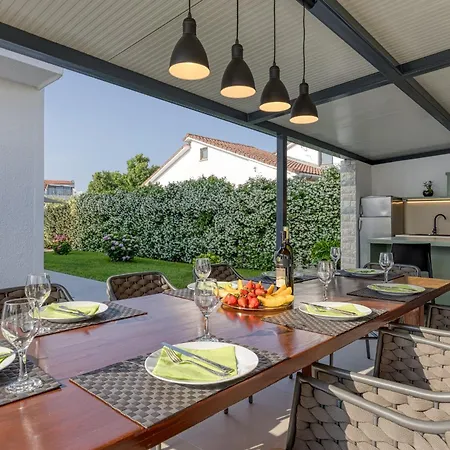 A Touch Of Luxury And Comfort - Irena וילה