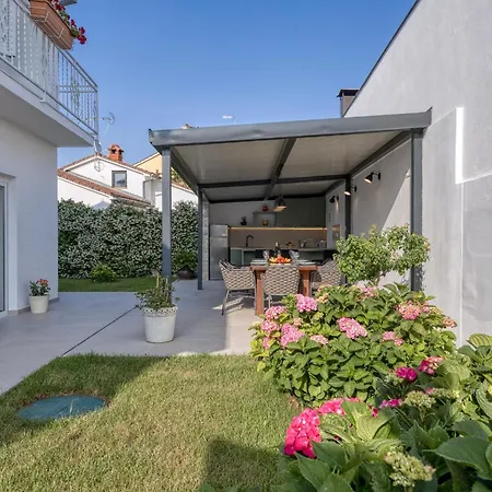 A Touch Of Luxury And Comfort - Irena