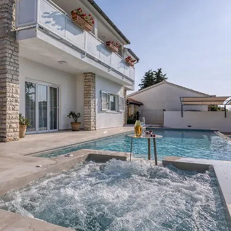 Villa A Touch Of Luxury And Comfort - Irena Poreč