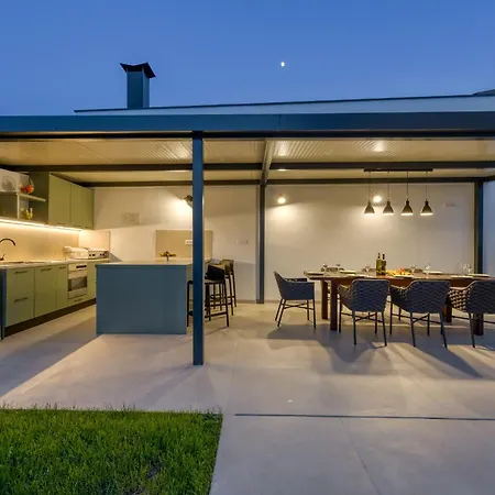 A Touch Of Luxury And Comfort - Irena פורץ