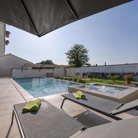 A Touch Of Luxury And Comfort - Irena Πόρετς