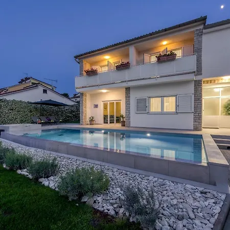 A Touch Of Luxury And Comfort - Irena